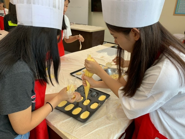 지난 14일 유성구청소년수련관에서 유청수 동아리 연합회 소속 청소년들이 쿠키를 직접 만들고 있다