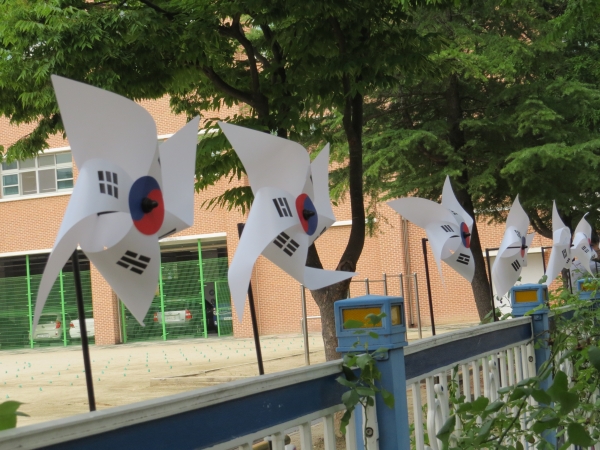 문정초 담장 태극기