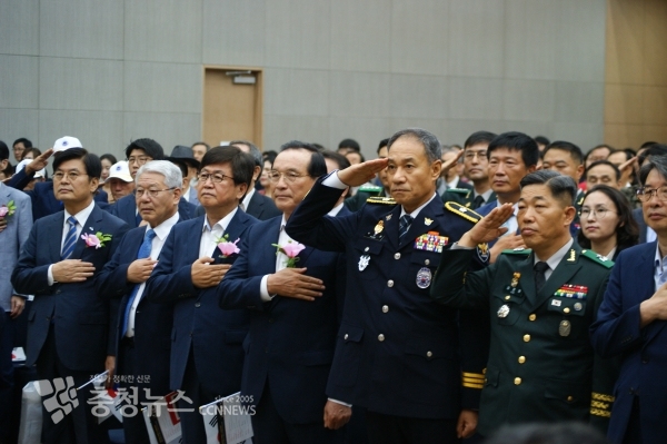 태극기를 바라보고 국기에 대한 경례를 하고 있다