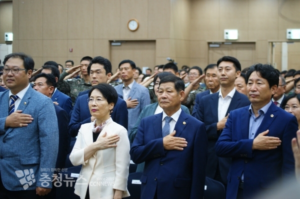 안찬영.이영세 세종시의회 부의장, 채평석, 윤형권,김원식, 노종용, 손현옥, 이태환, 박용희 시의원 등 국기에 대한 경례