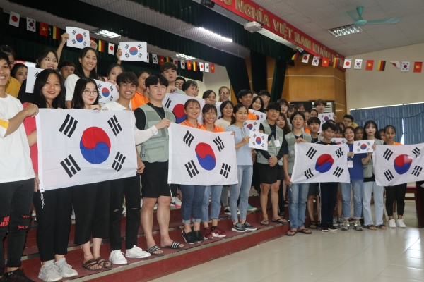 74주년 광복절을 맞아 베트남 하노이에서 한국과 베트남 대학생들의 만세 외침이 이어졌다.