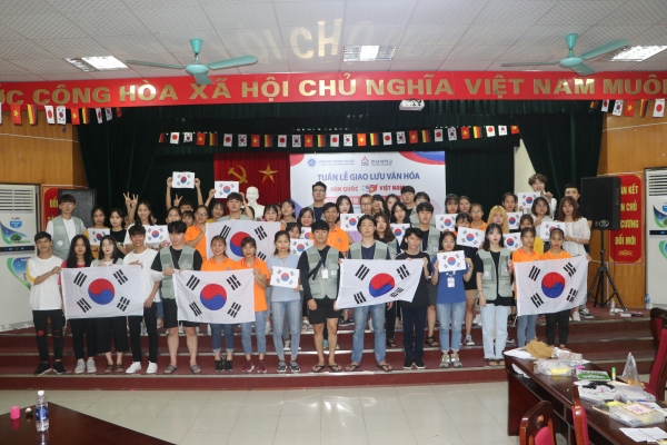 74주년 광복절을 맞아 베트남 하노이에서 한국과 베트남 대학생들의 만세 외침이 이어졌다.