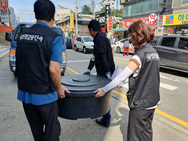지난 14일 불법 옥외광고물(에어라이트) 행정대집행 모습
