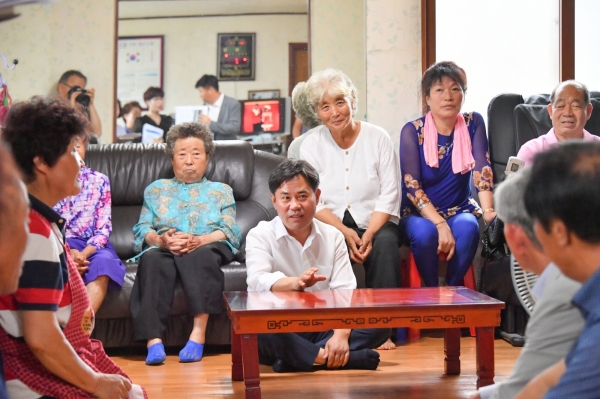 박정현 군수 옥산면 민생현장 방문 장면