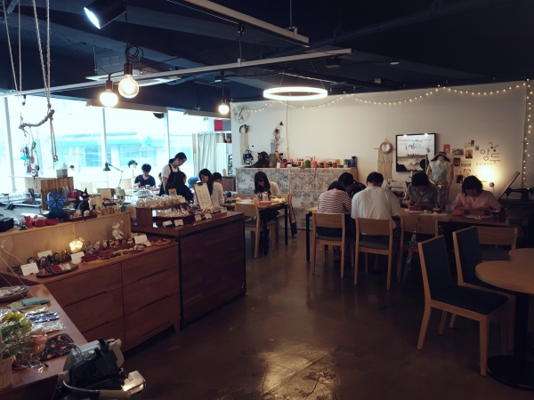 지난 17일 천안 청년몰 흥흥발전소에서 점포 무료체험 페스티벌이 열려 시민들이 체험에 참여하고 있다.