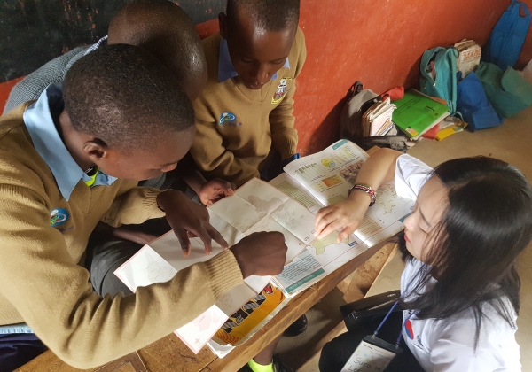 이수라 학생이 세계지도를 보며 케냐와 한국의 위치 설명.