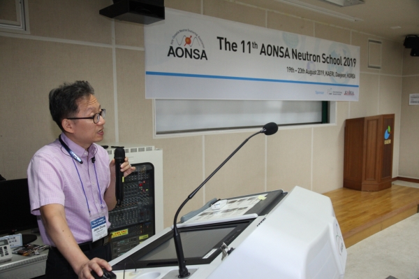 제 11회 아시아-오세아니아 중성자 산란 스쿨 환영사를 하고 있는 한국 중성자빔 이용자협회 정재호 회장