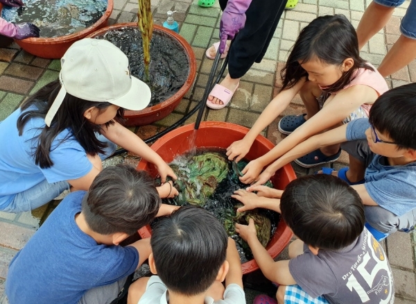 농촌마을 중소기업가족연수에 참가한 어린이들이 천연염색체험을 하고 있다