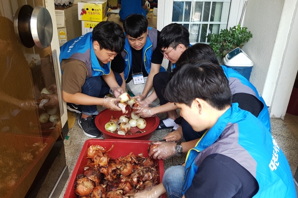 9월 임용 예정인 도시철도공사 신규직원들이 무료급식소 봉사활동을 펼치고 있다.