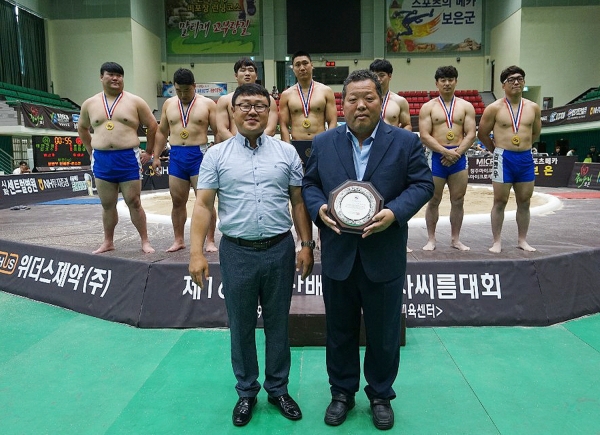 19일 학산배 전국장사 씨름대회에서 단체전 종합우승을 차지한 태안군청 선수단 모습.