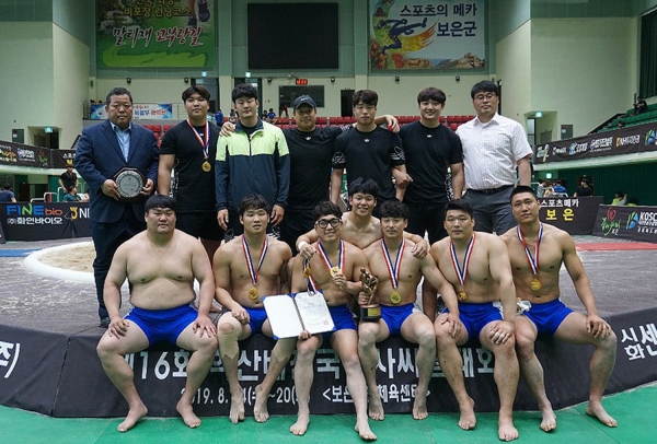 19일 학산배 전국장사 씨름대회에서 단체전 종합우승을 차지한 태안군청 선수단 모습.