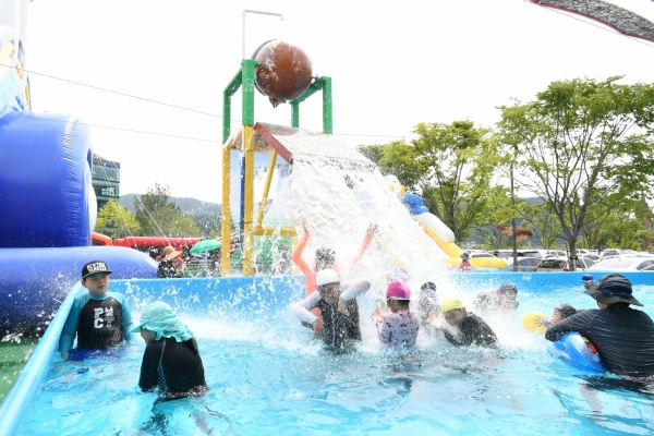 천백년광장 물놀이장