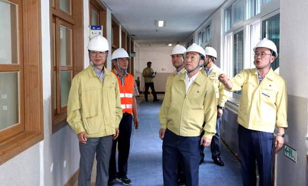 설동호 교육감, 여름방학 기간 학교시설공사 마무리 점검 모습