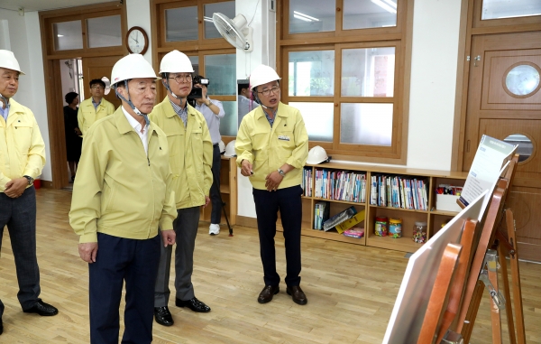 설동호 교육감, 여름방학 기간 학교시설공사 마무리 점검 모습