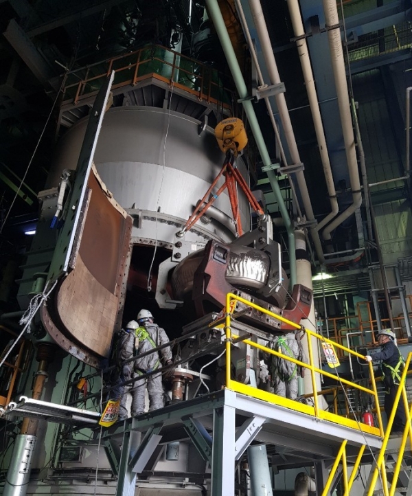 국산화에 성공한 미분기(석탄분쇄기) 핵심부품 설치장면