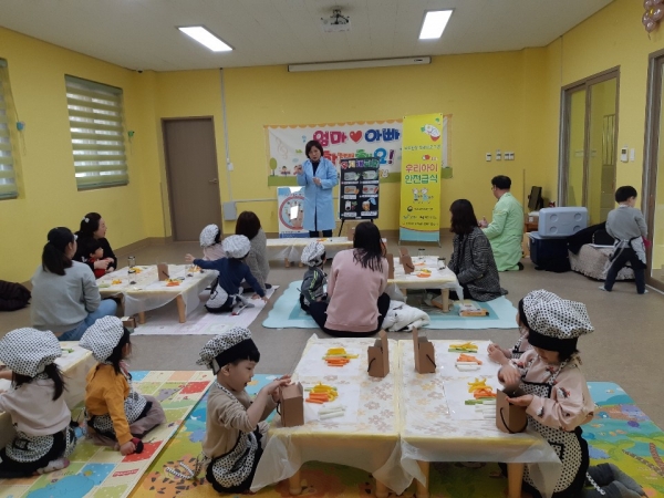 열린 어린이집 부모참여 수업 장면