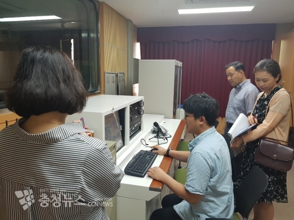 지난 20일 세종시 수능 시험장 학교 방송시설을 점검하고 있는 관계자의 모습