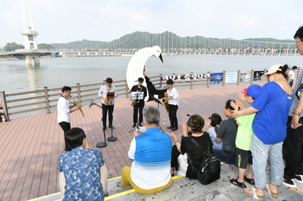 예당호 출렁다리 무대에서 버스킹 공연