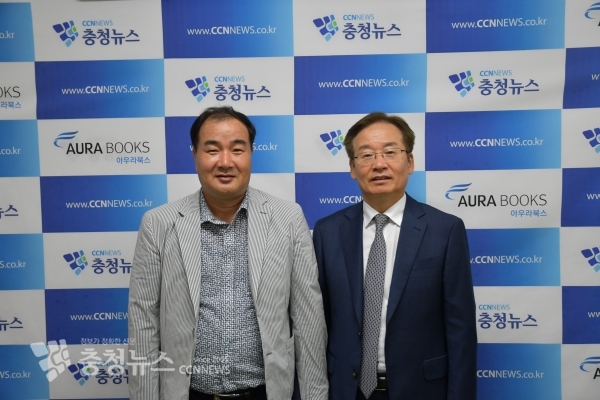 김재혁 대전시 정무부시장(우)이 21일 오전 본사를 내방해 김거수 대표와 환담을 나눈 뒤 기념촬영을 하고 있다.