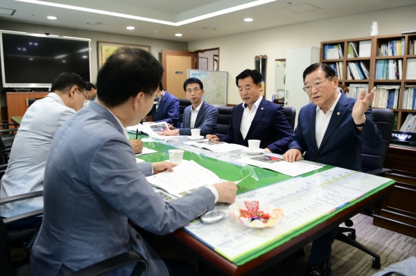 기획조정실 이필영 실장 방문해 도비확보에 나선 김석환 홍성군수