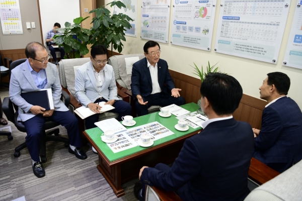 기후환경국 김찬배 국장 방문해 도비확보에 나선 김석환 홍성군수