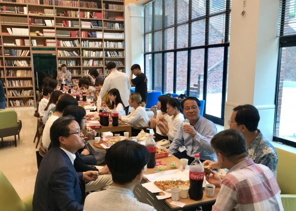 지난 21일 낮12시 문과대학 로비에서 우리대학을 방문한 일본학생들에게 특별한 피자파티를 열었다.