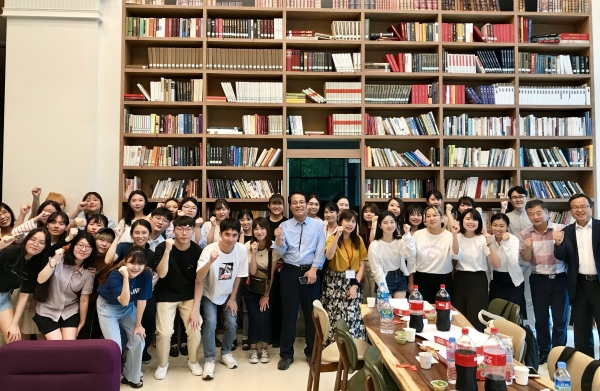 일본학생들에게 특별한 피자파티를 열어 준 이덕훈 총장