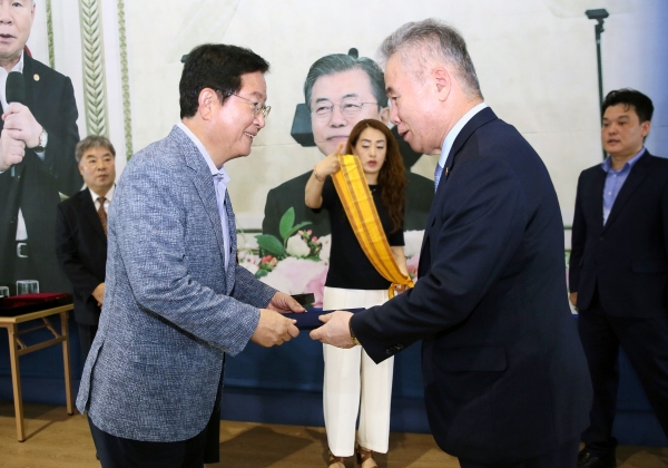 장종태 서구청장, 세계자유민주연맹 ‘자유장’ 수상