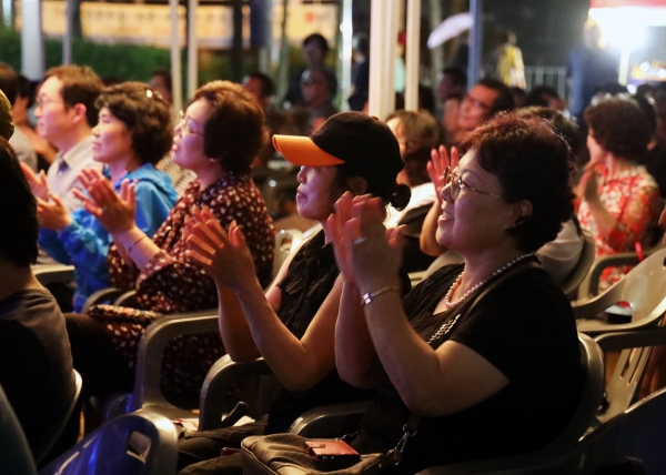 지난 21일 정림동 수밋들 공원에서 ‘한여름 밤의 음악회’ 개최
