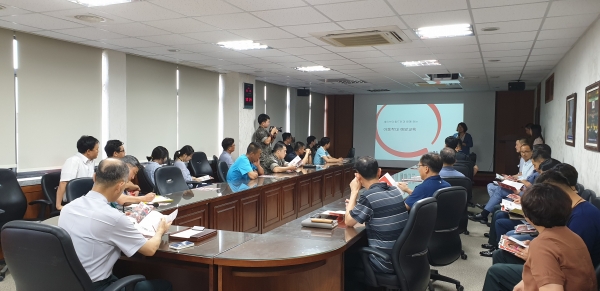 지난 8일 국방전신전력원에서 군 간부, 군무원, 군인 등 40여 명을 대상으로 세이브더칠드런 심혜설 팀장이 아동권리 교육 실시