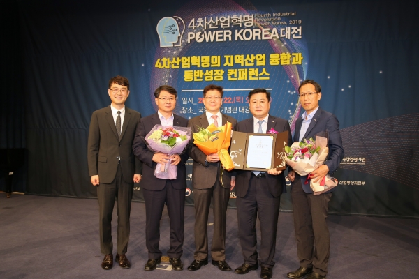 국회융합혁신경제포럼 김성태 대표의원(왼쪽에서 3번째)과 한국서부발전 김경재 기술본부장(왼쪽에서 4번째) 등 서부발전 관계자들과 기념촬영