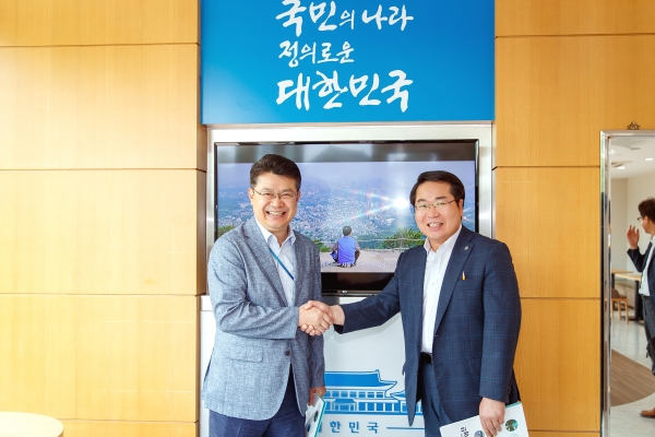 복기왕 정무비서관과 만나 환담 후 기념촬영