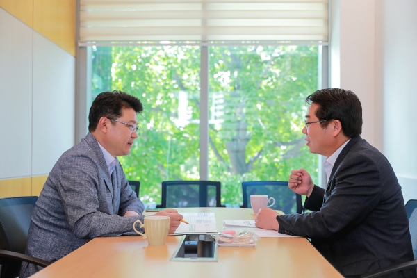 복기왕 정무비서관과 만나 환담