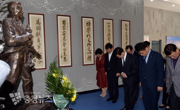 양승조 지사를 비롯한 충남도 중국 방문단 일행이 23일 안중근 의사 기념관을 찾아 안 의사 동상에 헌화한 뒤 묵념하고 있다.