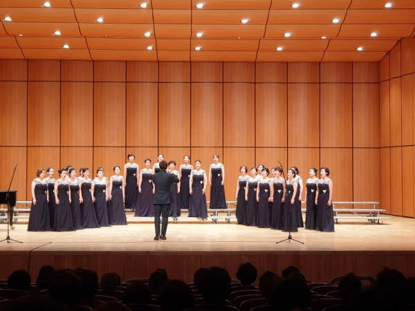 대전유성구합창단 단원들이 23일 춘천 문화예술회관에서 열린 ‘제37회 춘천 전국합창경연대회’에서 공연 모습