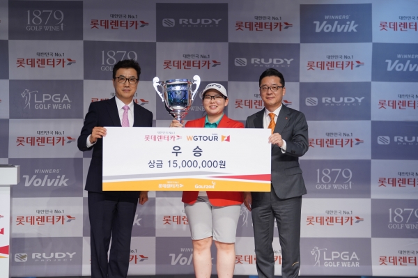 대전 유성구 골프존조이마루에서 열린 ‘2019 롯데렌터카 WGTOUR’ 정규투어 5차 대회에서 (좌측부터) 골프존 박기원 대표, 우승자 정선아, 롯데렌터카 남승현 상무가 우승자 시상식 기념 촬영을 하고 있다.