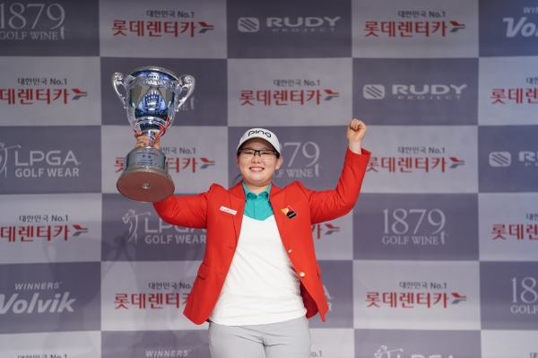 ‘2019 롯데렌터카 WGTOUR’ 정규투어 5차 대회에서 우승자 정선아 선수가 우승컵을 들고 세레모니를 하고 있다