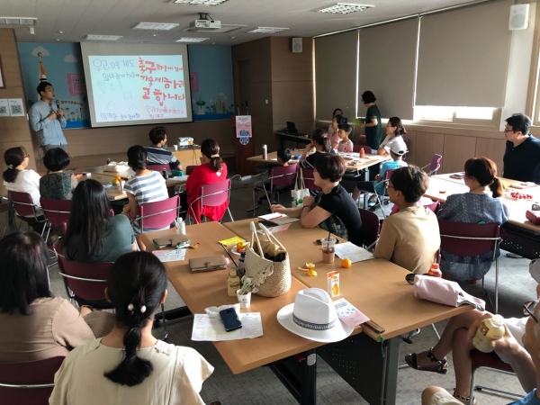 지난 14일 신성동 행정복지센터에서 실시한 신성마을리빙랩의 놀이터 개선 사례 주민설명회 모습