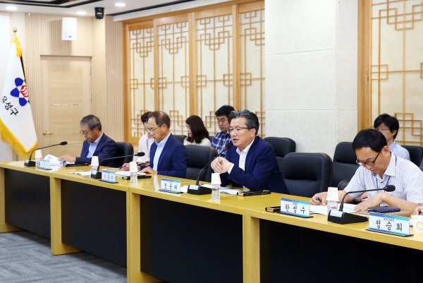 26일 구청 중회의실에서 개최된 유성온천지구 도시재생 활성화 용역 중간보고회에서 정용래 유성구청장 인사말 모습