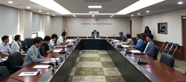 학교공간혁신추진단 회의 모습