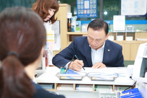 구본영 천안시장 필승코리아 펀드가입 모습