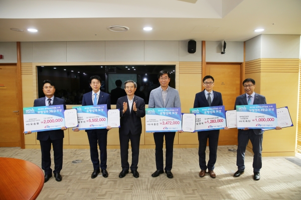 한국서부발전 김병숙 사장(좌측 3번째)이 수상자들과 함께 기념촬영