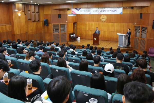 한남대 2학기 장기현장실습 발대식에서 인사말 중인 이덕훈 총장