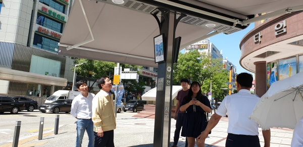 ​자동으로 펼쳐지고 접히는 인공지능형 ‘스마트 그늘막’을 갤러리아 타임월드 교차로(은하수 네거리)에 대전 지역 최초로 시범 설치​