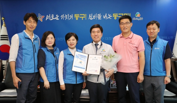 기념촬영 모습(사진 왼쪽부터 이창희 공노총 사무총장, 석현정 시군구연맹 위원장, 이연월 공노총 위원장, 황인호 동구청장, 신재우 대전 동구 공무원노조위원장, 공주석 시군구연맹 사무총장)