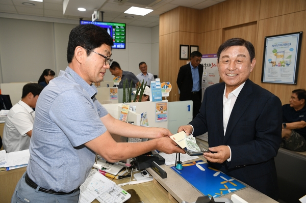 황선봉 군수가 예산사랑상품권을 구입하고 있다