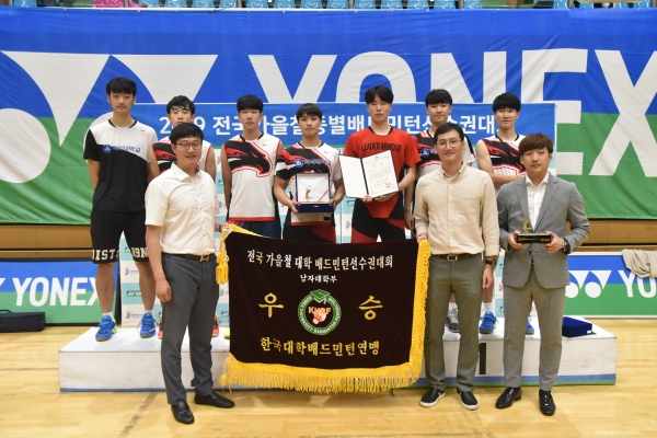 선수들과 팀 관계자들이 함께 우승 기념 촬영.(윗줄 왼쪽부터 서재우, 박문선, 이현민, 육성찬, 변정수, 안진하, 박설현 선수, 아랫줄 왼쪽부터 스포츠과학부 서원식, 오명진 교수, 최용현 코치)