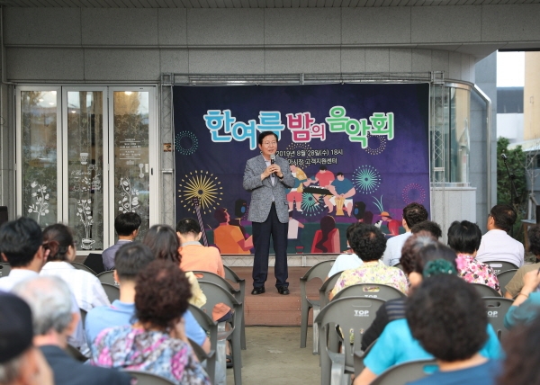 한여름밤의 음악회(도마시장)에서 인사말 중인 장종태 구청장