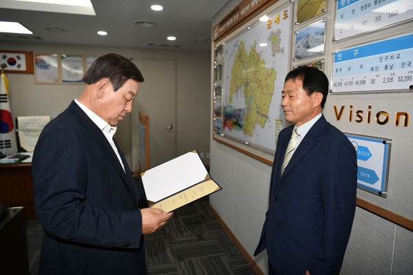 30일 황선봉 체육회장이 신임 이용만 사무국장에게 임명장 수여