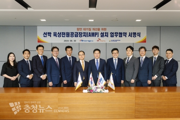 관계자들과 함께 기념촬영